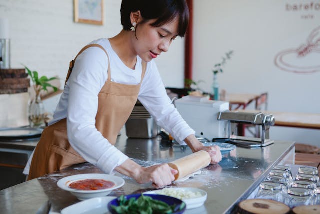 Pâtissière en plein travail