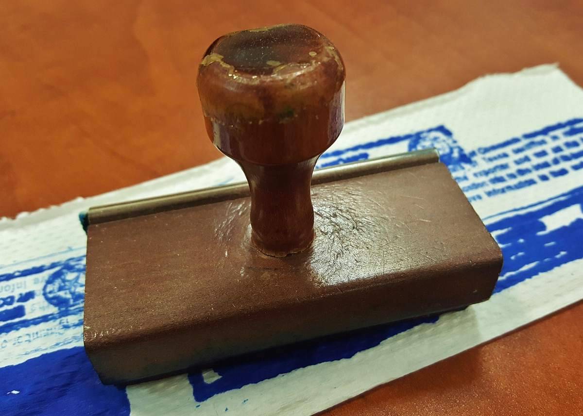 Tampon de notaire sur un document juridique