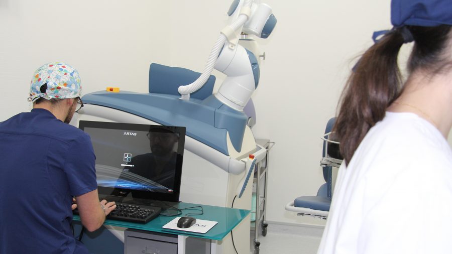 Médecin configurant le robot ARTAS sur écran de contrôle pour une greffe de cheveux robotisée à Rennes sous contrôle médical.