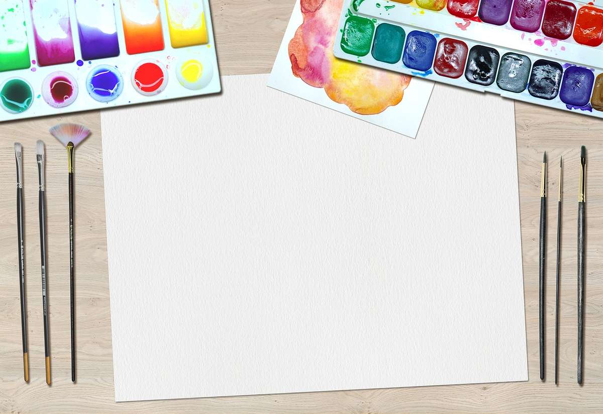 Palette d'aquarelle, pinceaux, feuille blanche sur table en bois Palette d'aquarelle, pinceaux, feuille blanche sur table en bois